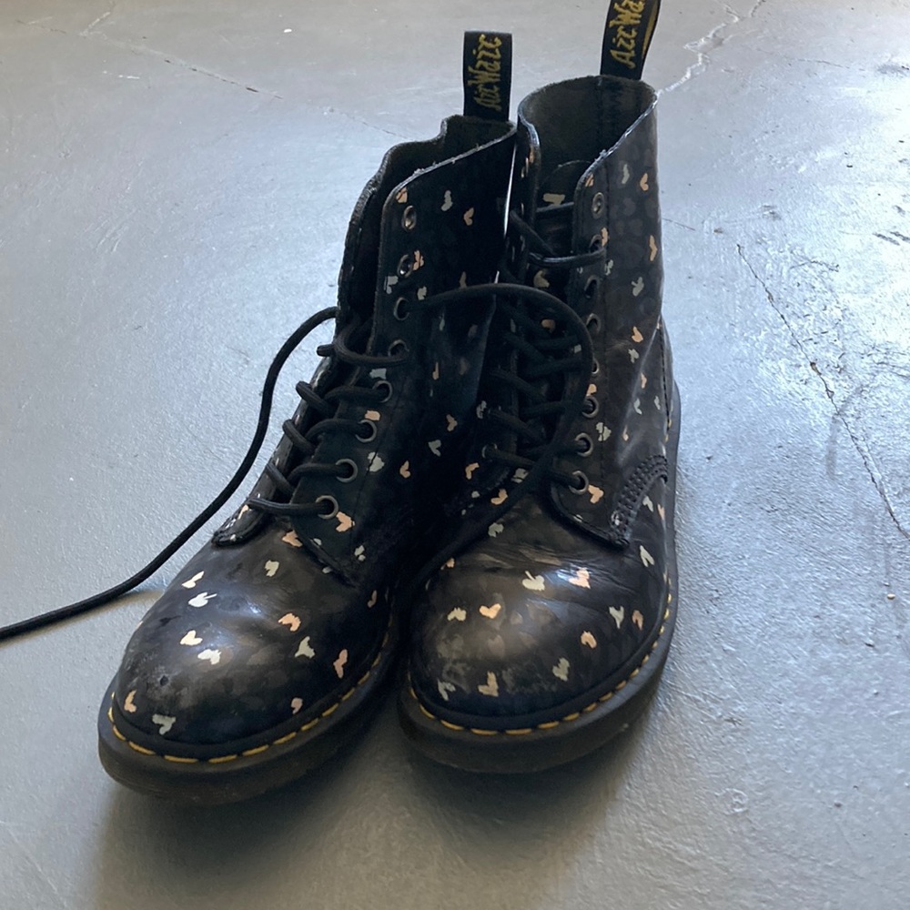 Pastel hearted black boots